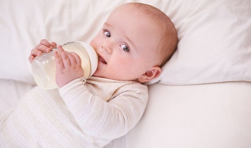 Cần thay đổi tư thế cho trẻ bú khi có hiện tượng quấy khóc, sôi bụng