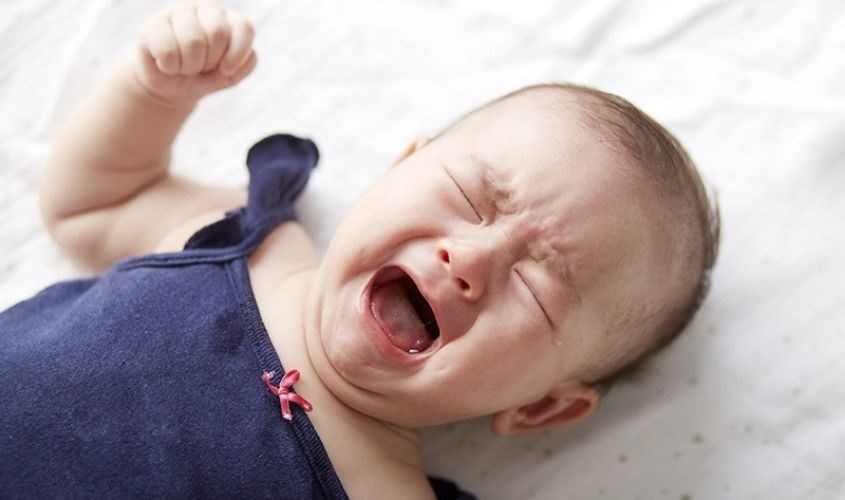 Nên massage bụng cho trẻ để đẩy lượng khí dư trong bụng ra ngoài