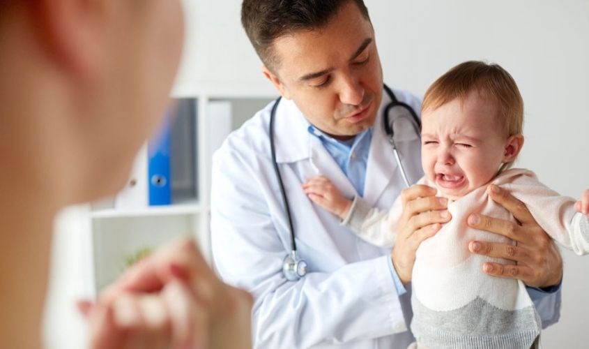 Nên thăm khám ngay nếu trẻ bị sôi bụng kéo dài