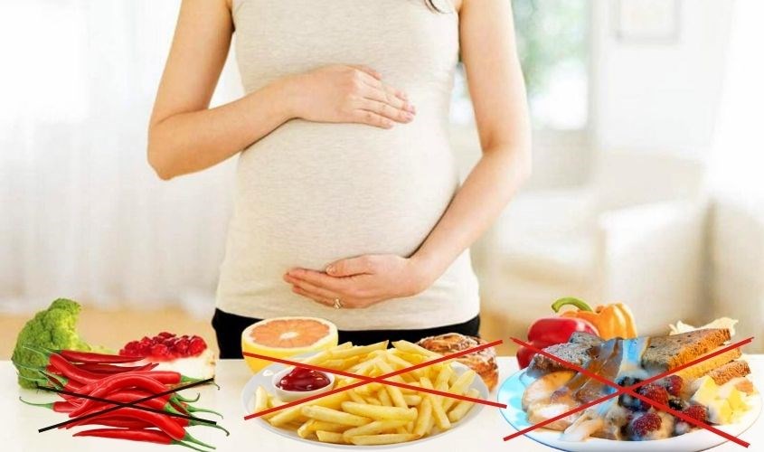 Mẹ không nên ăn thực phẩm dầu mỡ, cay nóng vì sẽ ảnh hưởng đến trẻ