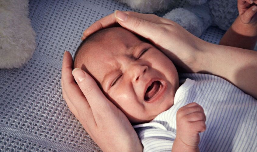 Nếu trẻ bị sôi bụng kèm đau bụng, đi ngoài có thể là bệnh lý nguy hiểm