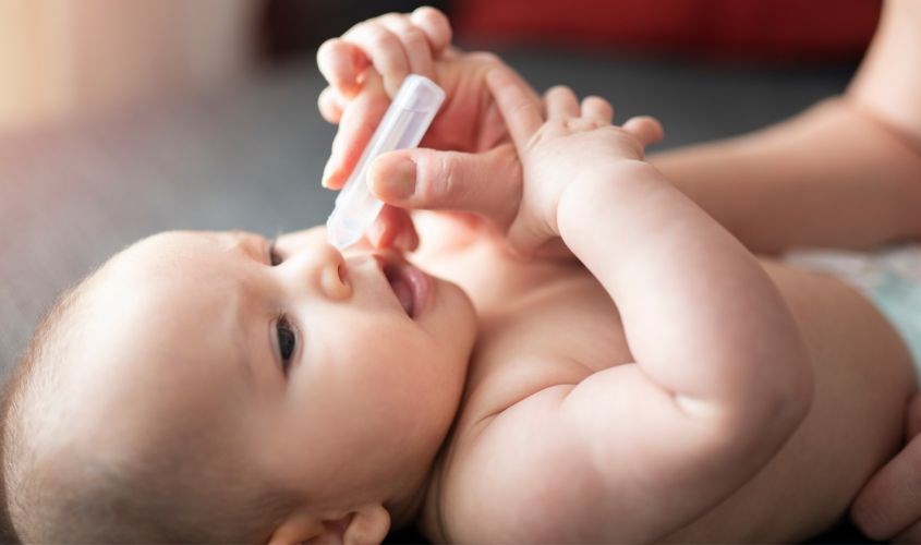 Dùng nước muối sinh lý làm sạch cổ họng bé Dùng nước muối sinh lý làm sạch cổ họng bé