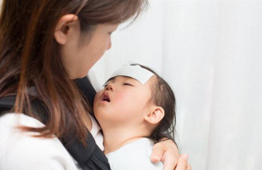 khi trẻ có dấu hiệu sốt cao, nên đưa đến bác sĩ khi trẻ có dấu hiệu sốt cao hãy đưa trẻ đến bác sĩ