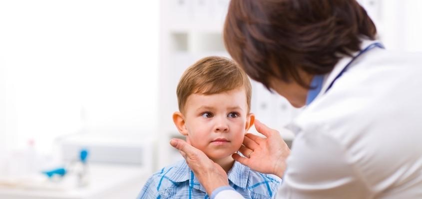 Bác sĩ kết hợp chẩn đoán từ triệu chứng và tiền sử bệnh lý