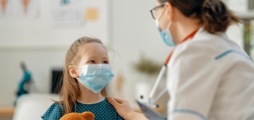 Cha mẹ cần nhanh chóng đưa con đến cơ sở y tế gần nhất để thăm khám