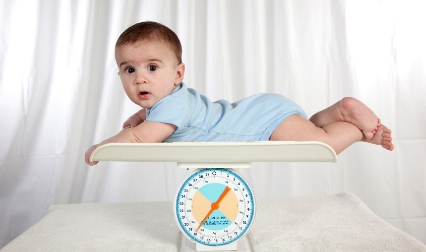 Cần dựa vào độ tuổi và cân nặng để xác định liều lượng cho bé