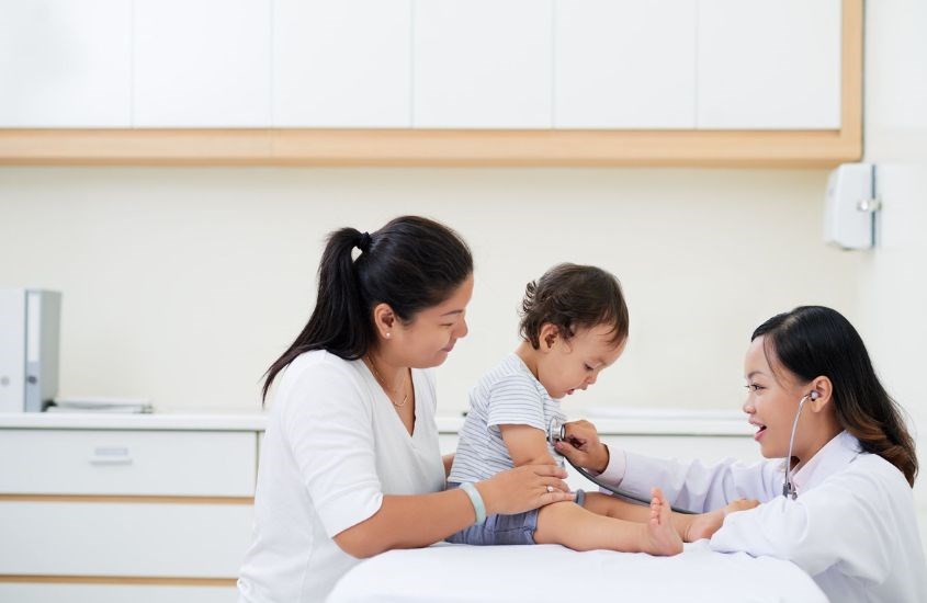 Khi thấy dấu hiệu trẻ bị quá liều, cần ngừng sử dụng và đưa trẻ đến cơ sở y tế gần nhất