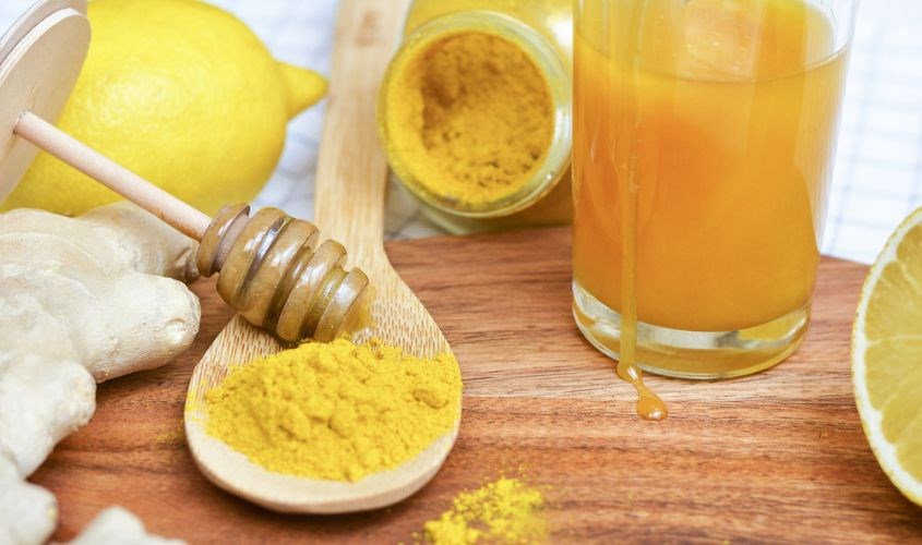 Tinh bột nghệ trộn mật ong có thể dùng để đắp mặt, giảm cân, trị bệnh bao tử,...