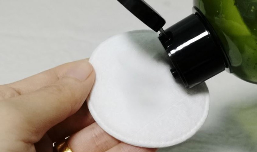 Đổ toner lên bông tẩy trang