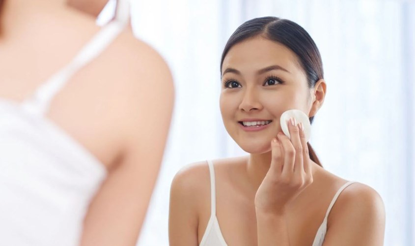 Thoa toner nhẹ nhàng, tránh chà mạnh trên da