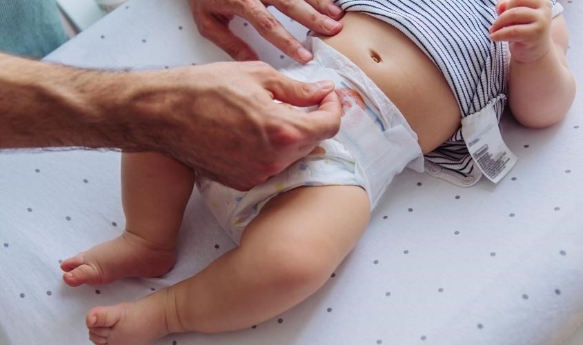 Thay bỉm cho bé sau tối đa 4 tiếng kể cả khi bé chưa đi vệ sinh