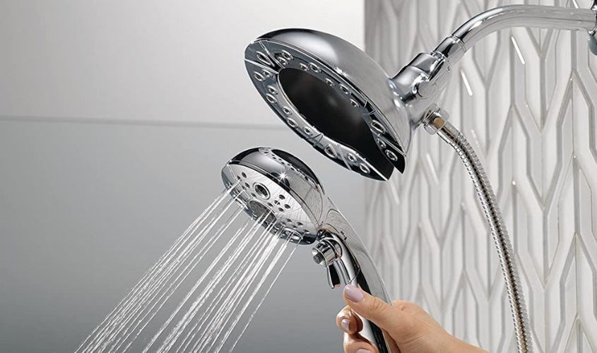 Mẹ có thể dùng vòi hoa sen rửa cho bé khi vùng bẩn lan rộng