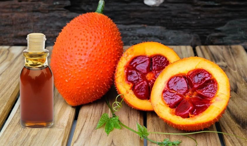 Dầu gấc là chế phẩm được chiết xuất từ màng đỏ của quả gấc tươi