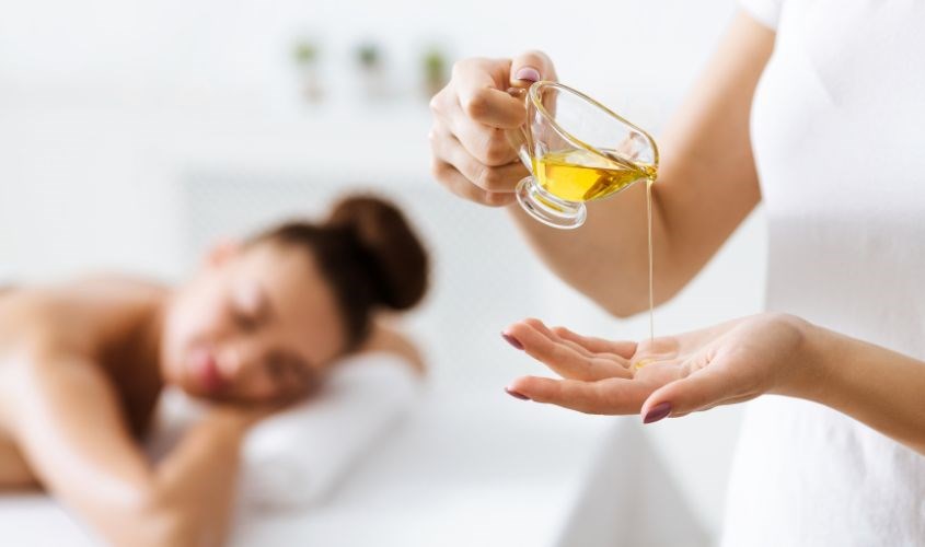 Những lưu ý khi sử dụng dầu gấc cho người có làn da nhờn