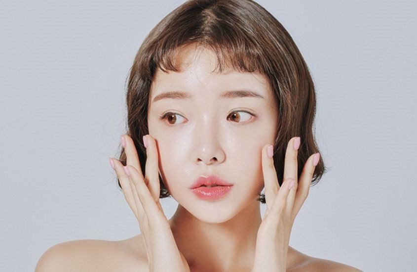 Bạn có thể cho dung dịch ra tay và vỗ nhẹ nhàng trực tiếp lên da