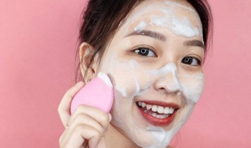 Duy trì rửa mặt với máy từ 1 - 2 phút để loại bỏ các bụi bẩn và chất nhờn trên da mặt