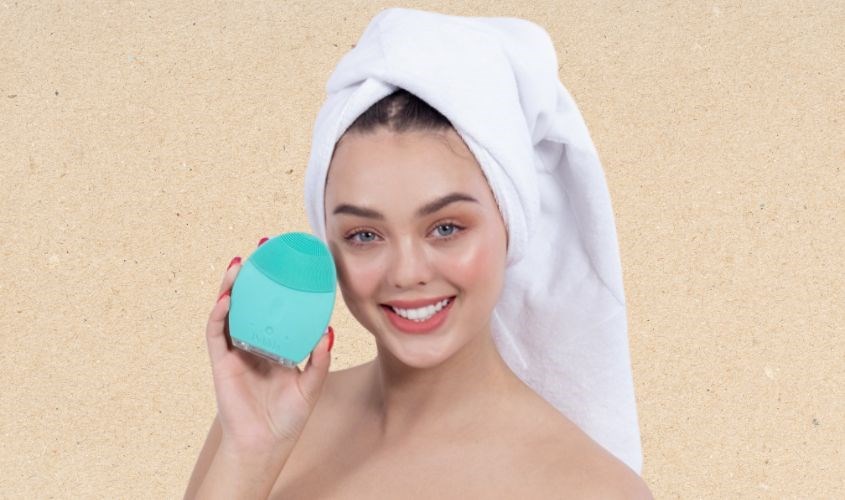 Dùng mặt sau của máy rửa mặt Pebble Lisa để massage nâng cơ cho da