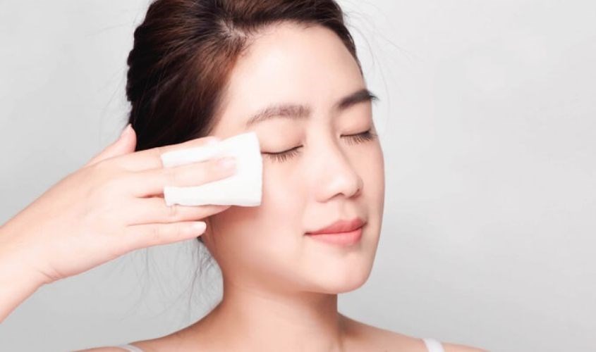 Sử dụng nước tẩy trang để loại bỏ bụi bẩn trước khi dùng máy rửa mặt