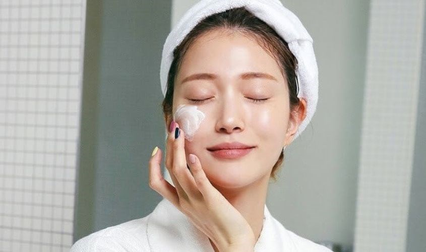 Thoa nhẹ nhàng lên khắp mặt và cổ, massage và vỗ nhẹ để kem thấm hoàn toàn vào da