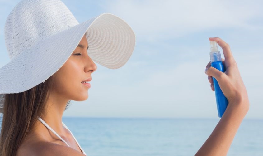 Đặt vòi xịt cách mặt từ 10 - 15cm và xịt đều lên toàn bộ vùng da cơ thể tiếp xúc với ánh mặt trời