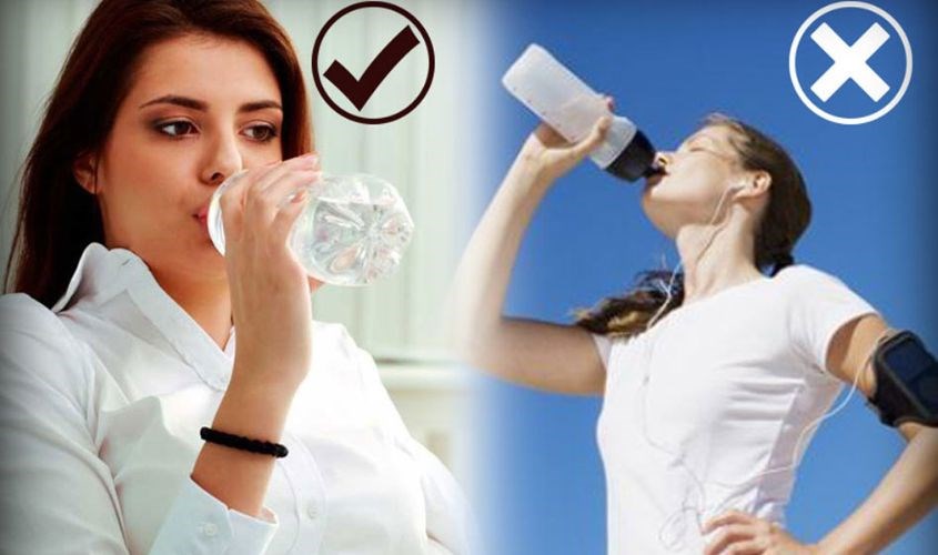 Uống nước trong tư thế ngồi thay vì đứng