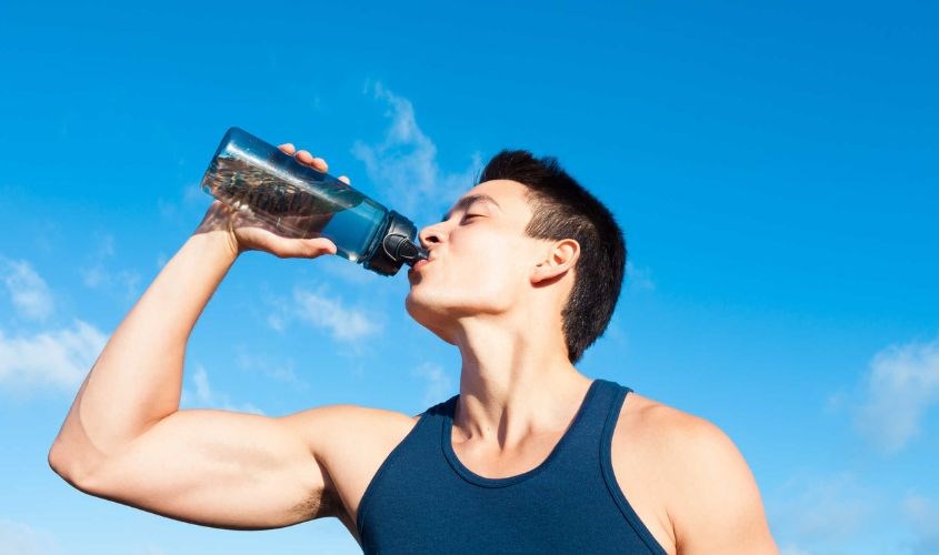 Bạn nên uống nước trước khi vận động