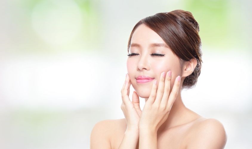 Cung cấp đủ nước giúp môi trở nên mịn màng hơn