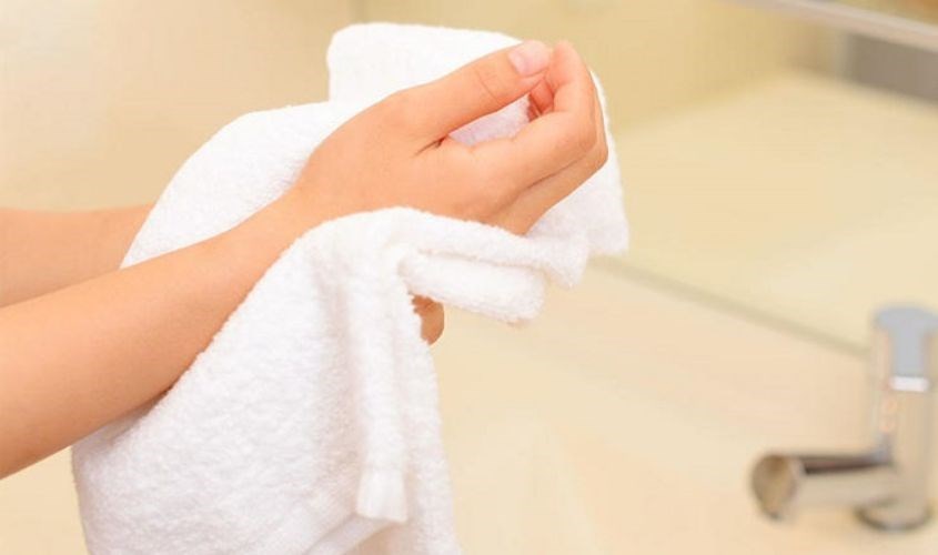 Dùng khăn sạch lau thật khô vùng kín Dùng khăn sạch lau thật khô vùng kín