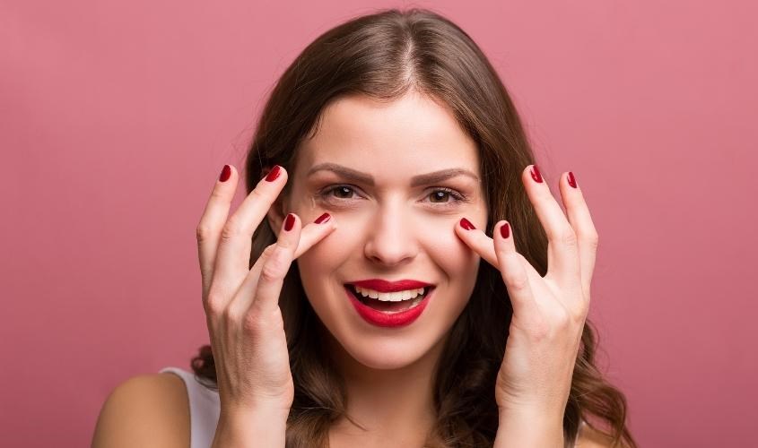 Sử dụng mặt nạ ngủ Laneige giúp se khít lỗ chân lông