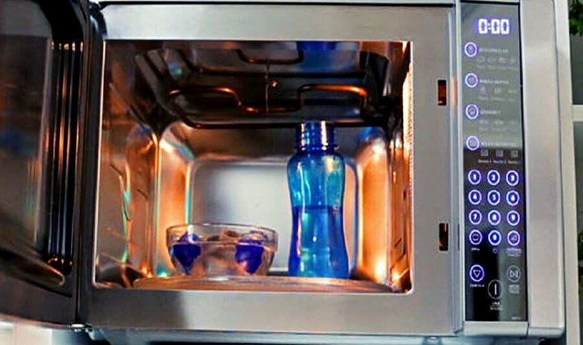 Tiệt trùng bình sữa trong lò vi sóng để kiểm tra chất lượng