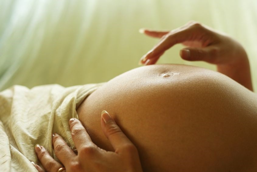 Nên massage khi đau dạ con sau sinh