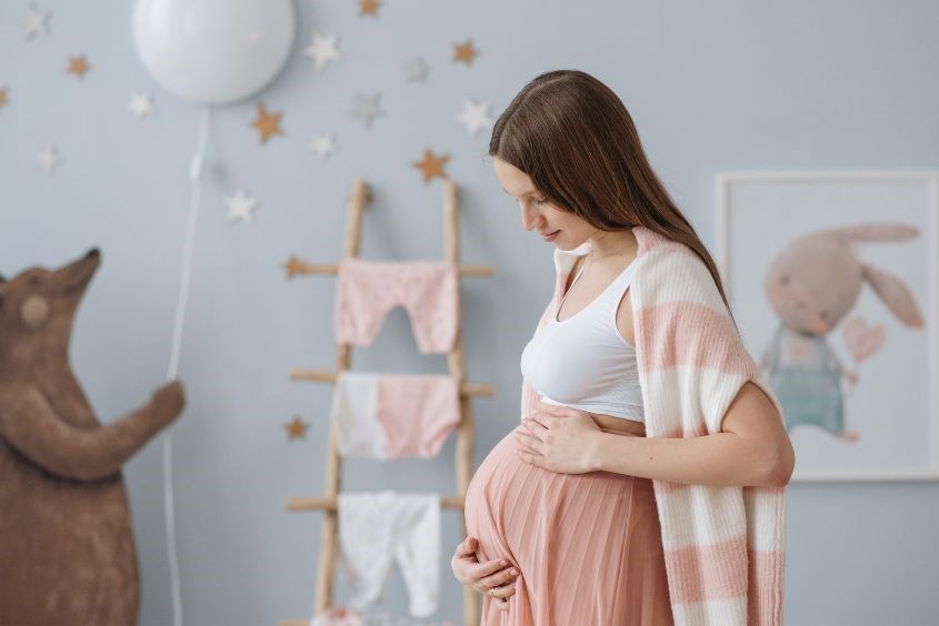 Nên vận động nhẹ nhàng khi đau dạ con sau sinh