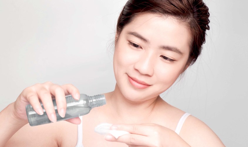 Có thể dùng bông tẩy trang để thấm toner Có thể dùng bông tẩy trang để thấm toner