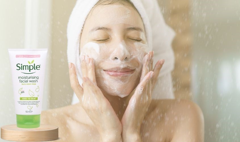 sss Làm sạch mặt với Sữa rửa mặt dưỡng ẩm không chứa xà phòng Simple Moisturizing Facial Wash 100% Soap Free 150ml trước khi hút mụn