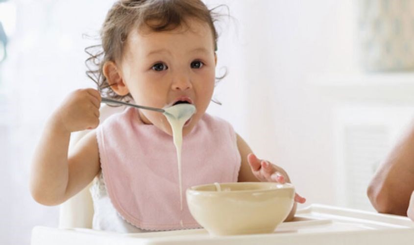 Bố mẹ nên điều chỉnh liều lượng váng sữa phù hợp với bé