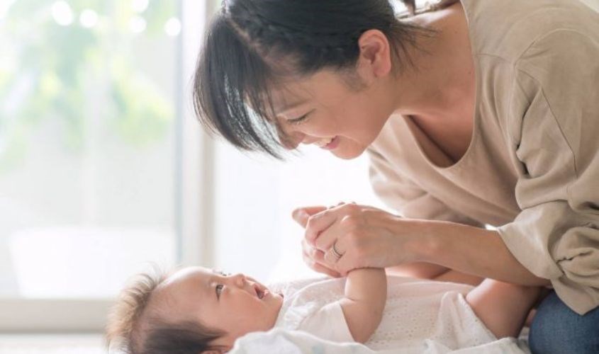 Trẻ 1 tháng tuổi thường dùng tiếng ọ ẹ để giao tiếp