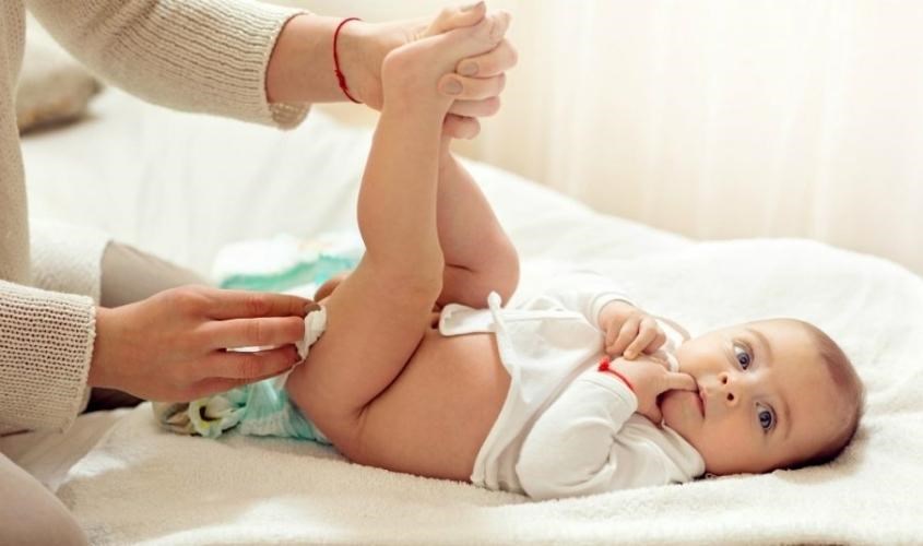 Đi vệ sinh ra phân su là biểu hiện sinh lý bình thường của trẻ sơ sinh