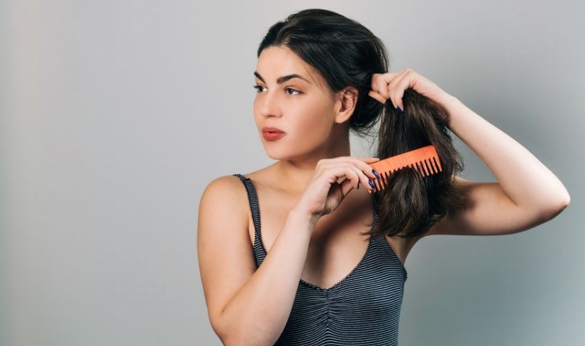 Chải đầu thường xuyên là thói quen gây hại cho tóc