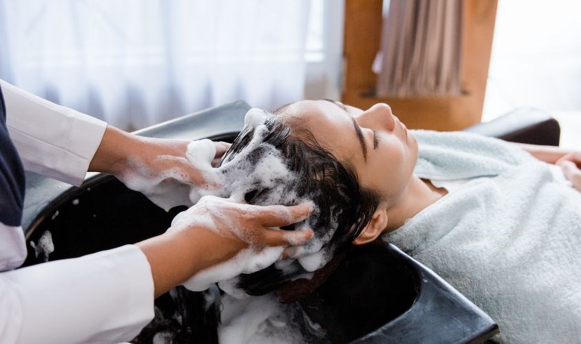 Gội đầu đúng cách sẽ giúp chăm sóc tóc hiệu quả hơn