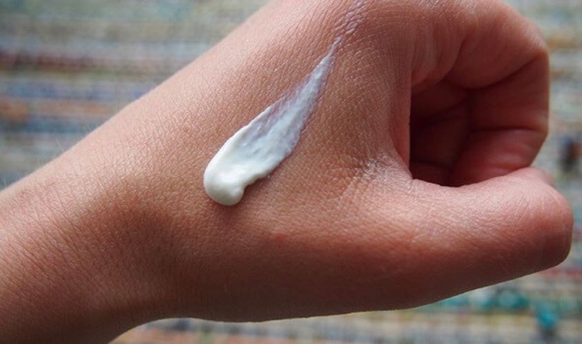 Chất kem trắng mịn tệp ngay vào da sau khi thoa
