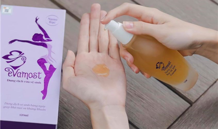 Sử dụng một lượng dung dịch vừa đủ để vệ sinh vùng kín Sử dụng một lượng dung dịch vừa đủ để vệ sinh vùng kín