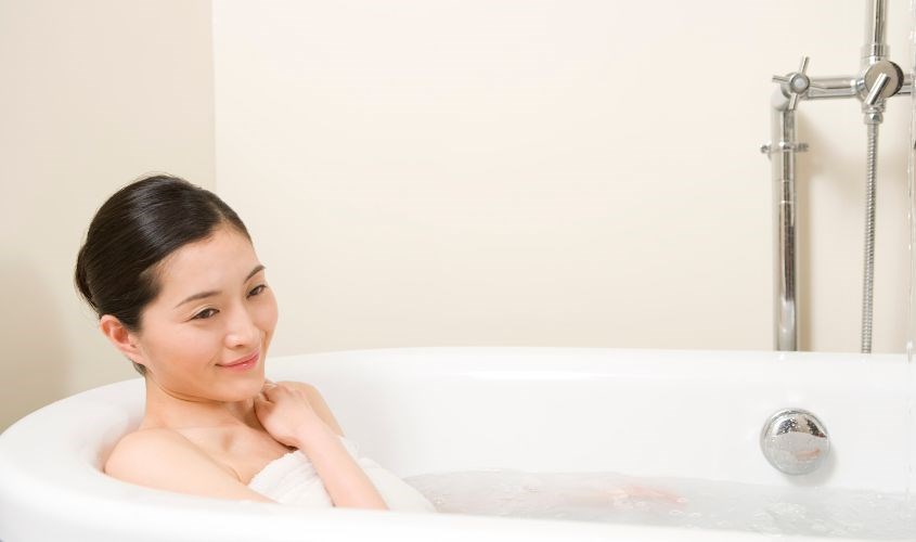 Thoa nhẹ dung dịch vệ sinh Evamost để làm sạch vùng kín Massage nhẹ nhàng cùng với dung dịch vệ sinh Evamost để làm sạch vùng kín