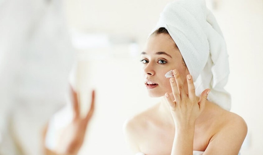 Thoa thêm kem dưỡng ẩm sau khi dùng serum