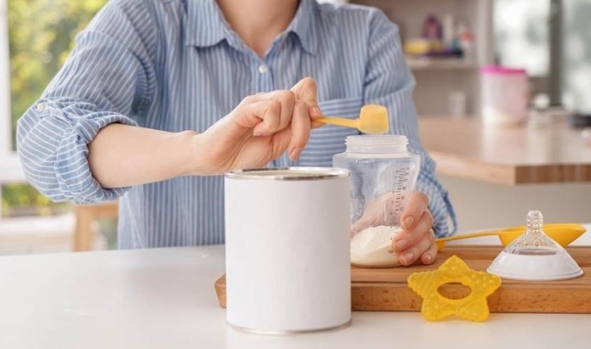 Cho 4 muỗng sữa bột vào nước