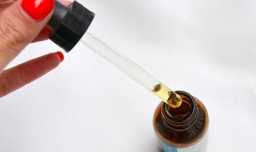 Bóp nút cao su để chất lỏng trong ống nhỏ thoát ra