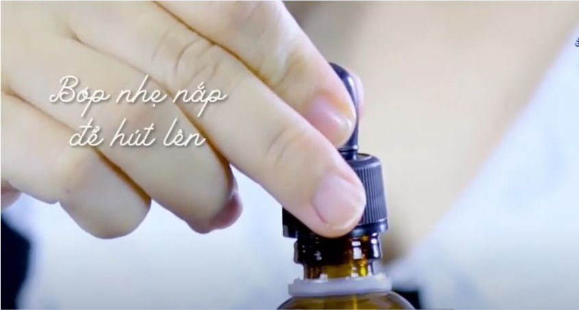 Bóp nhẹ sau đó thả tay ra để siro đi vào trong ống