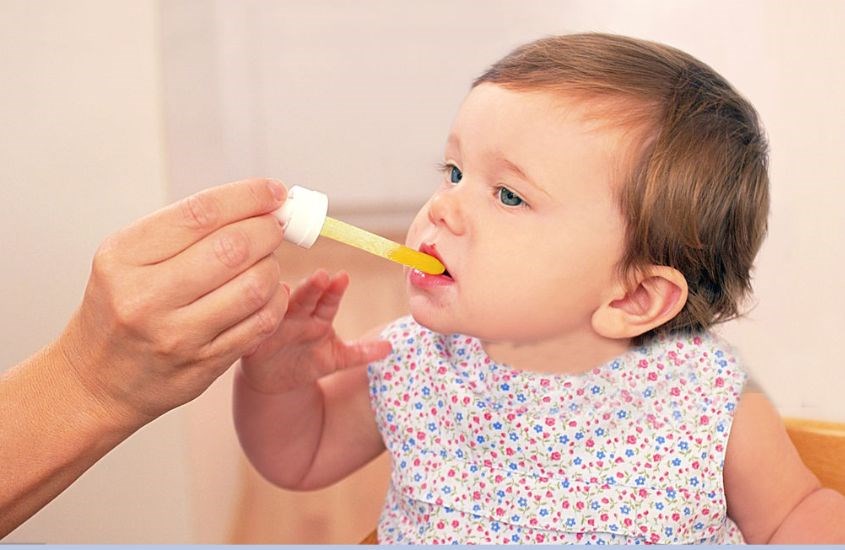 Đưa ống nhỏ giọt lên khóe miệng và cho trẻ uống đúng lượng cần thiết