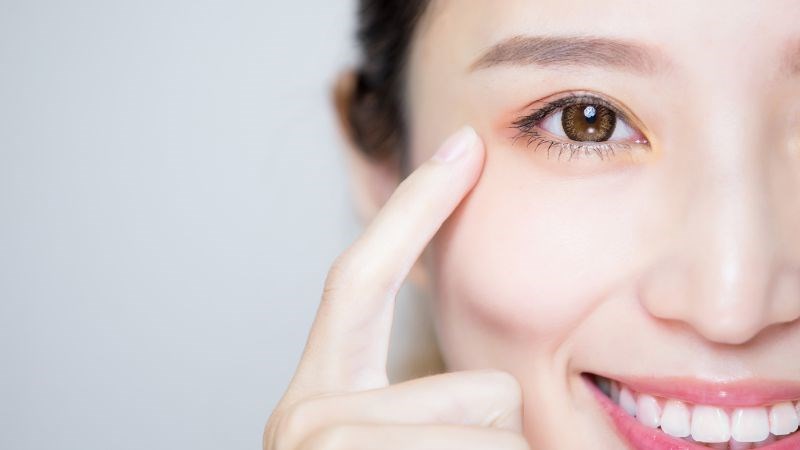 Cải thiện mắt bằng cách bổ sung những thực phẩm giàu vitamin như cải bó xôi hằng ngày
