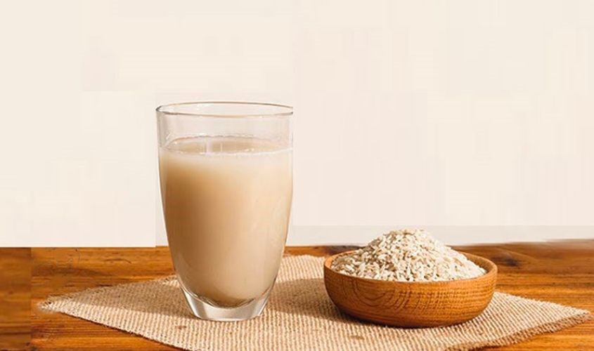 Gạo rang giúp hấp thụ chất độc hại và bài tiết ra ngoài, góp phần giảm tình trạng sôi bụng