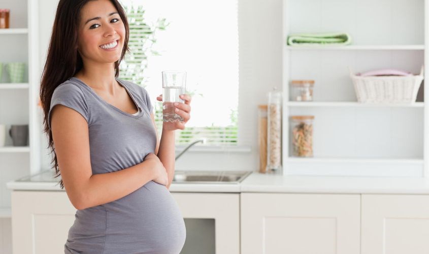 Uống nhiều nước giúp hỗ trợ tiêu hóa, làm đầy dạ dày